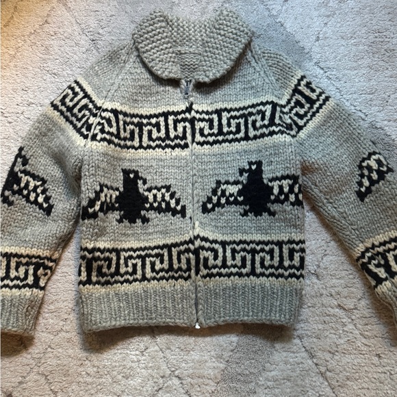 Authentic Cowichan Sweater Thunderbird - Picture 1 of 4